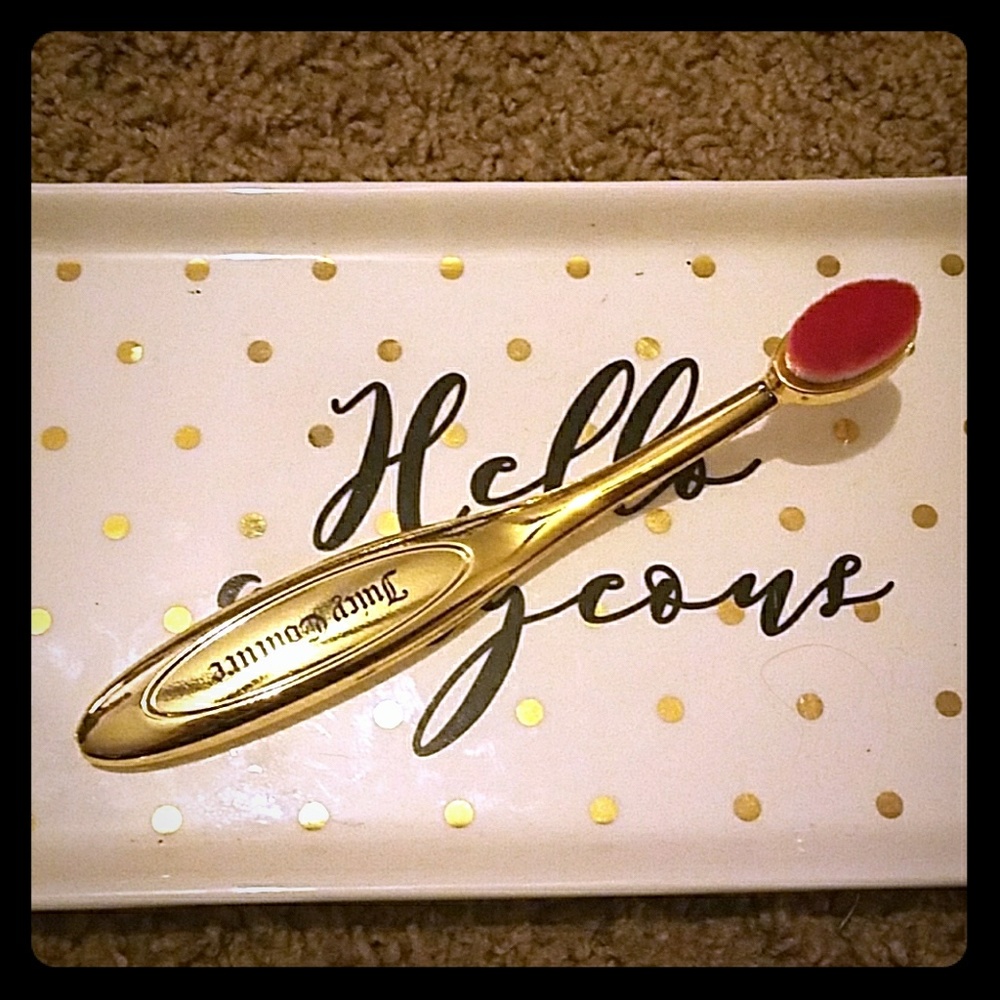 Juicy Couture concealer brush